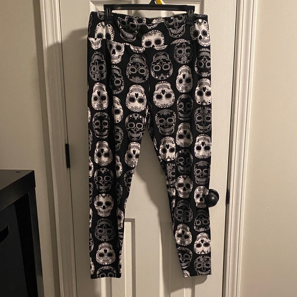 No Boundaries Black and White Skull Print Leggings